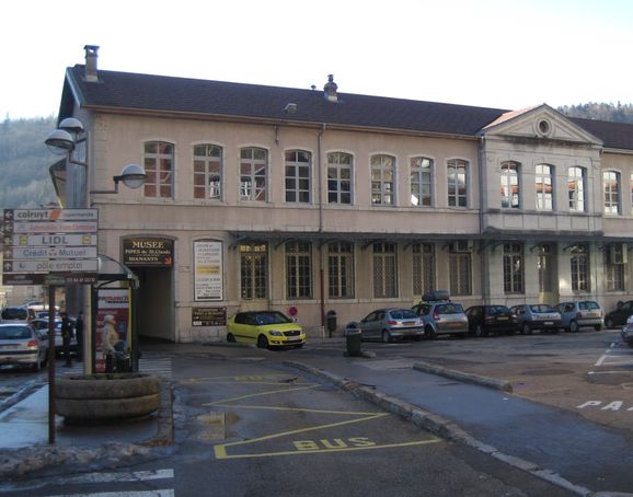 Front of the Pipe and Diamond Museum